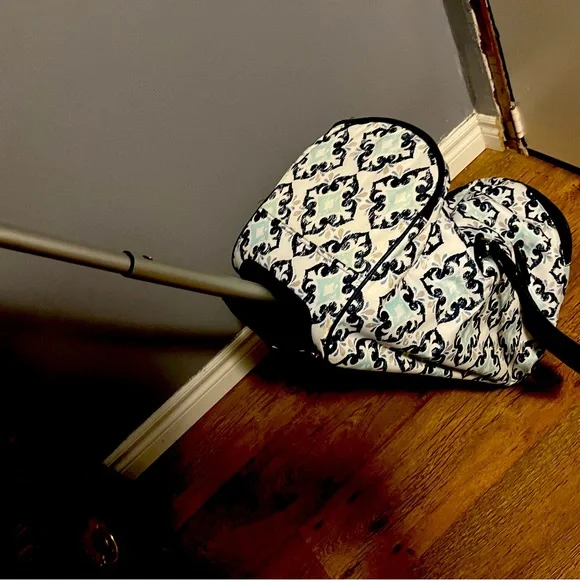 ThirtyOne rolling bag. - Picture 1 of 2